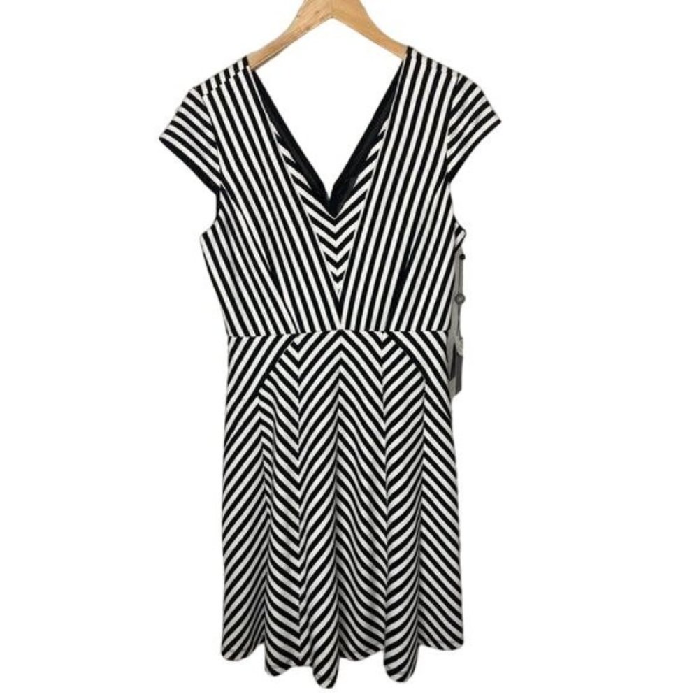 Adrianna Papell Ladies black and white, striped A-line dress V-neck size 10 NWT